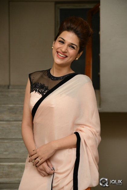 Shraddha-Das-at-Guntur-Talkies-Movie-Trailer-Launch